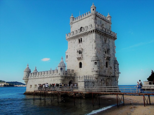 Vista do edifício histórico contra o céu azul claro