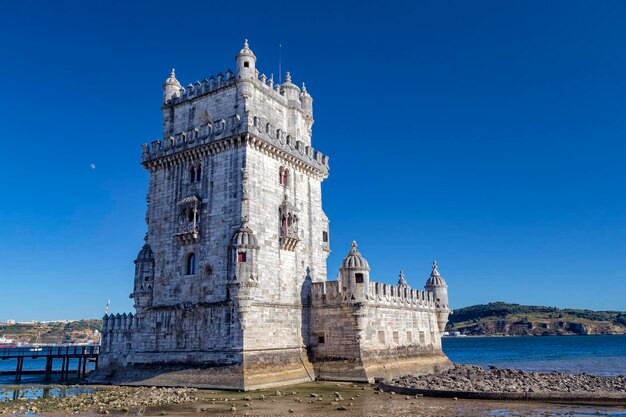 Vista do edifício histórico contra o céu azul