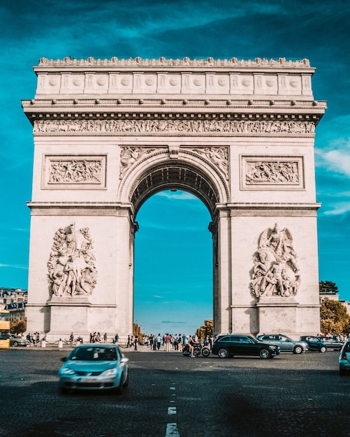 Foto vista do edifício histórico contra o céu azul