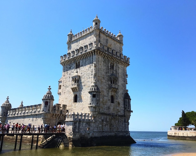 Foto vista do edifício histórico contra o céu azul