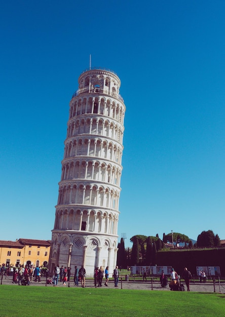 Foto vista do edifício histórico contra o céu azul