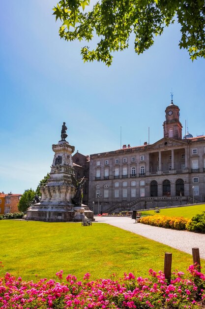 Vista do edifício histórico contra o céu claro