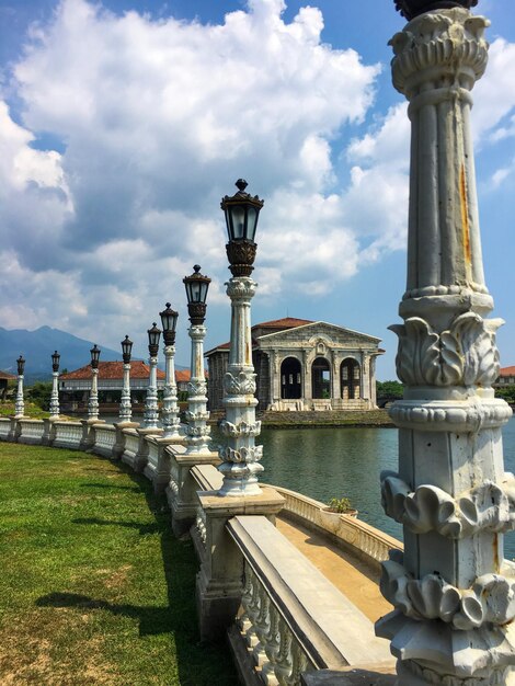 Foto vista do edifício histórico contra o céu nublado