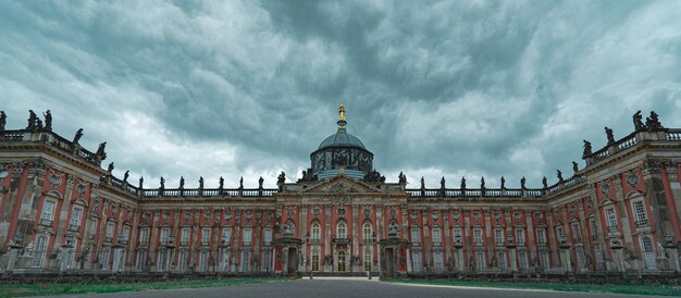 Foto vista do edifício histórico contra o céu nublado