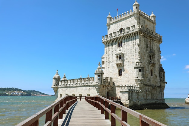 Foto vista do edifício pelo mar contra o céu azul claro