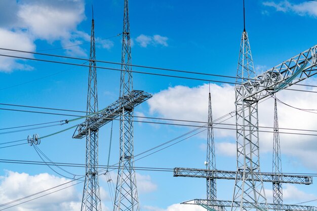 Vista do enorme fornecimento elétrico Grande construção de eletricidade no fundo azul do céu nublado Vista de baixo ângulo Foto Premium