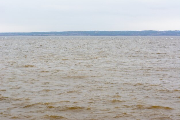 Vista do enorme rio Volga de uma alta montanha. O maior rio da Europa. Um dia nublado e chuvoso.