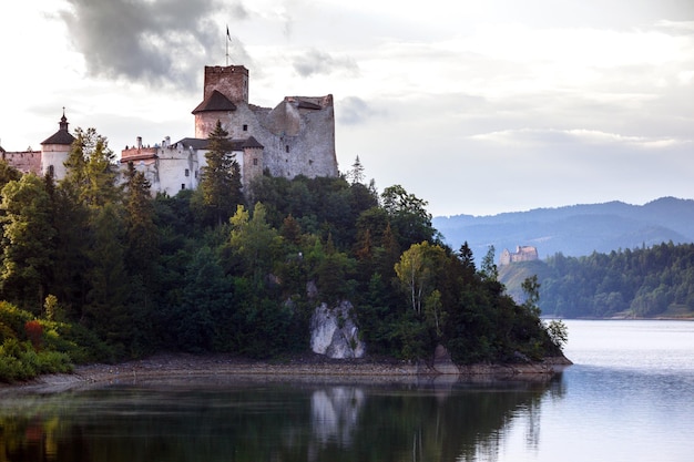 Vista do famoso castelo niedzica na Polônia