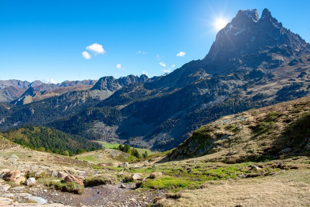 Vista do famoso Pic du Midi Ossau nas montanhas dos Pirenéus franceses