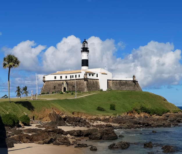 Foto vista do farol da barra famoso cartão postal da cidade de salvador, bahia, brasil.