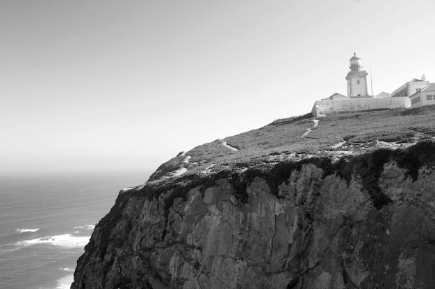 Vista do farol da praia e do oceano Cabo Roca Portugal