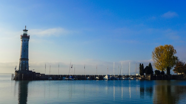 Vista do farol de lindau com fundo do mar e do céu azul, alemanha