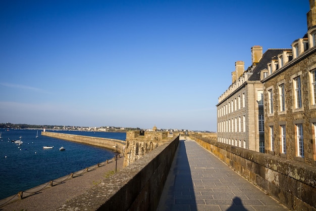 Vista do farol e do cais de SaintMalo das fortificações da cidade Bretanha França