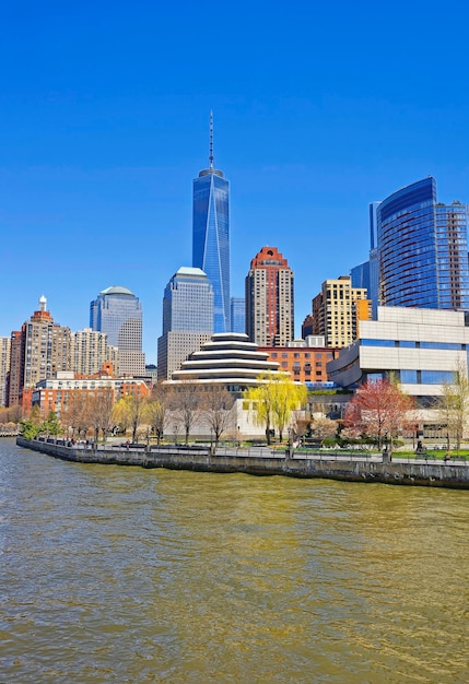 Vista do Ferry em Battery Park City no porto de Nova York de Lower Manhattan. Rio Hudson. Turistas no Parque.