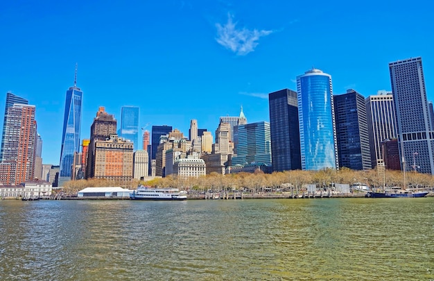 Vista do Ferry em Battery Park City no porto de Nova York de Lower Manhattan. Rio Hudson. Turistas no Parque.