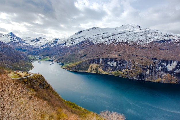 Foto vista do fiorde de geiranger do ponto de vista de ornesvingen