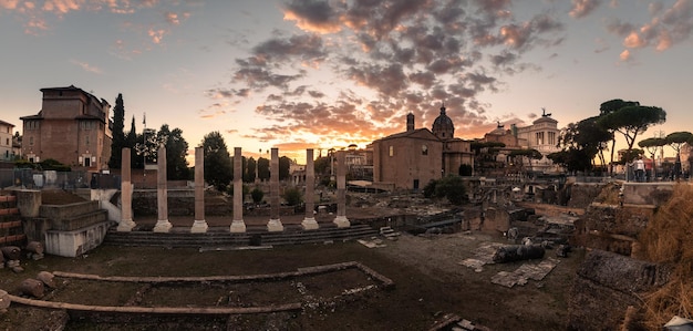 Vista do Fórum Imperial Romano em Roma, Lazio, Itália.