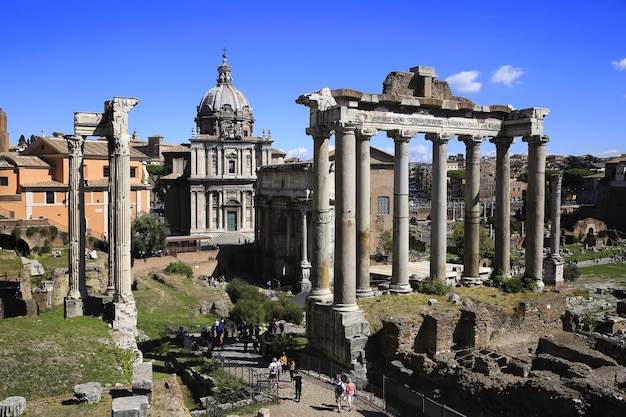 Vista do Fórum Romano com o Templo de Saturno, Roma, Itália