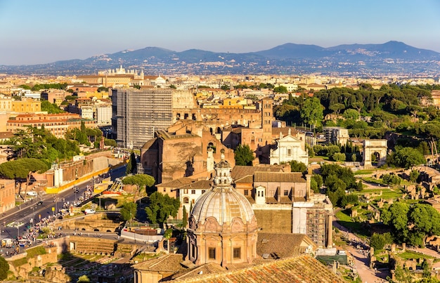 Vista do Forum Romanum com o Coliseu - Itália