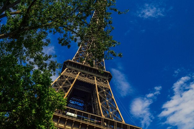 Foto vista do fundo da torre eiffel, paris, frança