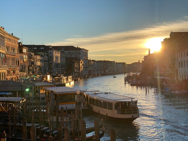 Vista do grande canal da Ponte Rialto ao pôr do sol