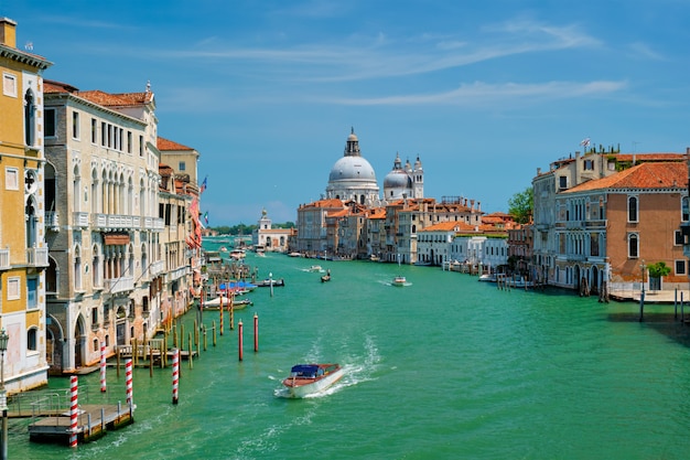 Vista do Grande Canal de Veneza e Igreja de Santa Maria della Salute no pôr do sol