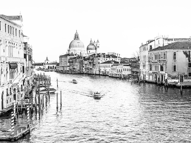 Vista do Grande Canal e Basílica Santa Maria della Salute da Ponte dell'Accademia em Veneza Itália