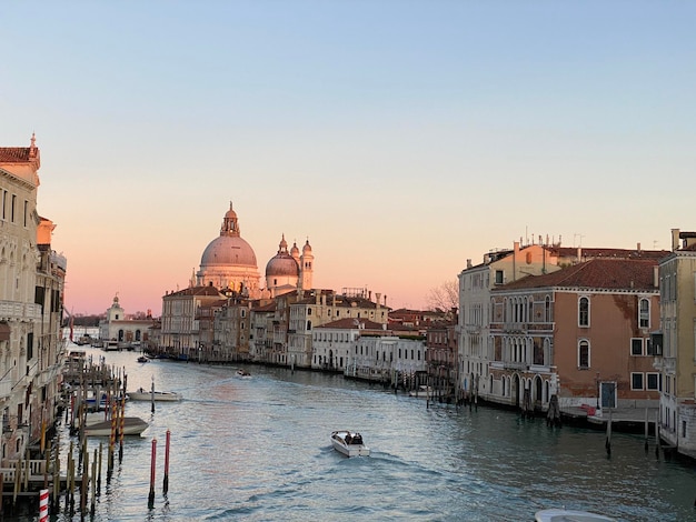 Vista do grande canal e basílica santa maria della salute da ponte dell'accademia em veneza itália