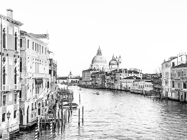 Vista do Grande Canal e da Basílica Santa Maria della Salute da Ponte dell'Accademia, em Veneza, Itália
