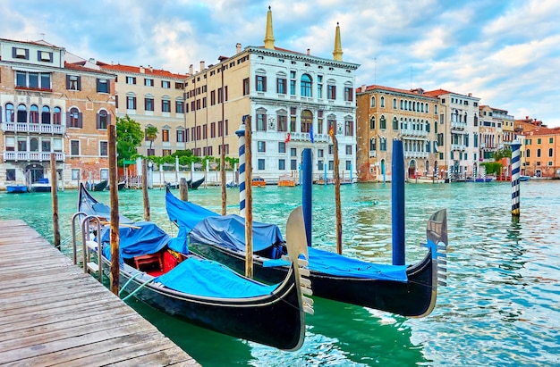 Vista do Grande Canal em Veneza com duas gôndolas atracadas, Itália