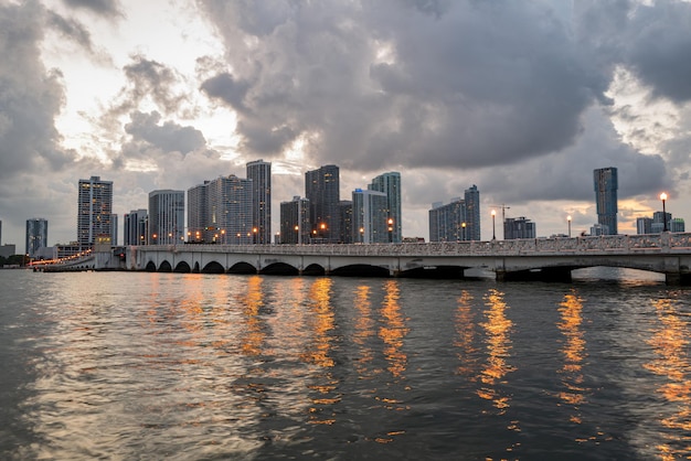 Vista do horizonte da cidade de miami da baía de biscayne.