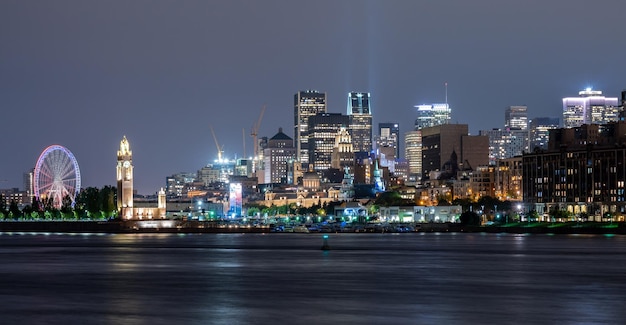 Vista do horizonte da cidade de Montreal e do Rio São Lourenço à noite Quebec Canadá