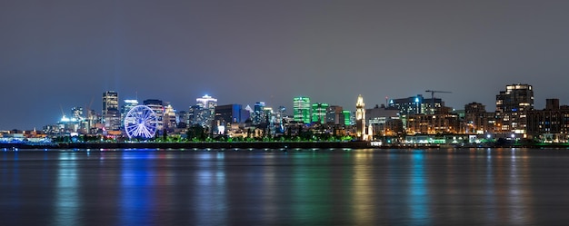 Vista do horizonte da cidade de montreal e do rio são lourenço à noite quebec canadá