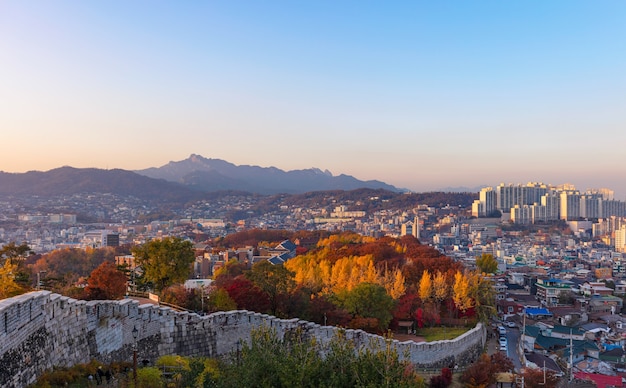 Vista do horizonte da cidade de seul ao pôr do sol na coreia do sul