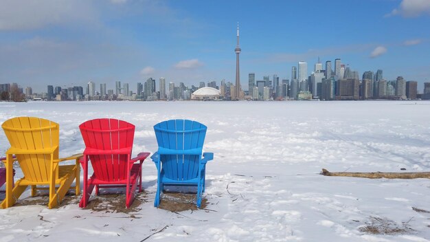 Vista do horizonte da cidade de Toronto visto das Ilhas de Toronto com cadeiras coloridas