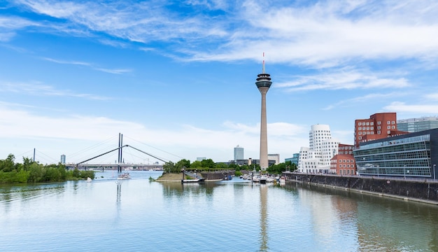 Vista do horizonte de Dusseldorf Medienhafen em um dia nublado