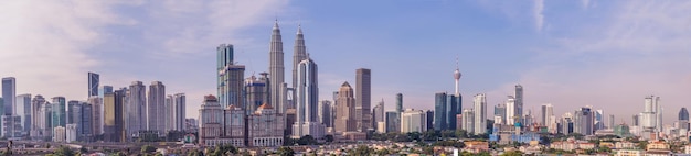 Foto vista do horizonte de kuala lumpur dos arranha-céus da cidade com um lindo céu pela manhã