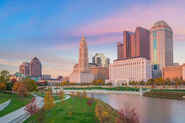 Vista do horizonte do centro de Columbus Ohio ao entardecer nos EUA