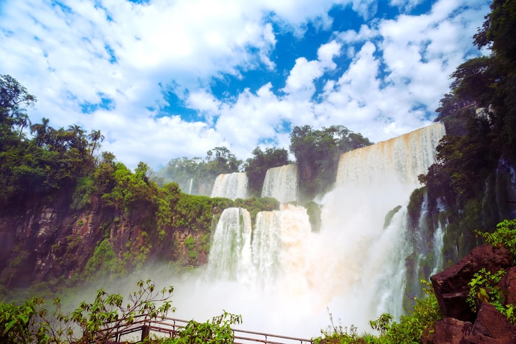 Foto vista do iguaçu mundialmente conhecido cai na fronteira do brasil com a argentina