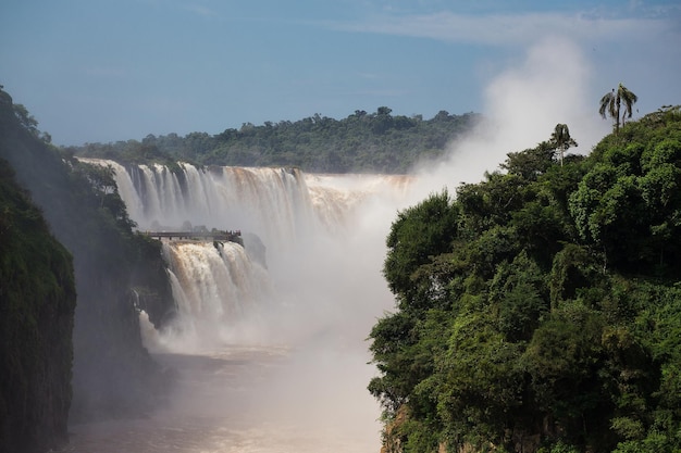 Vista do Iguaçu mundialmente conhecido cai na fronteira do Brasil com a Argentina