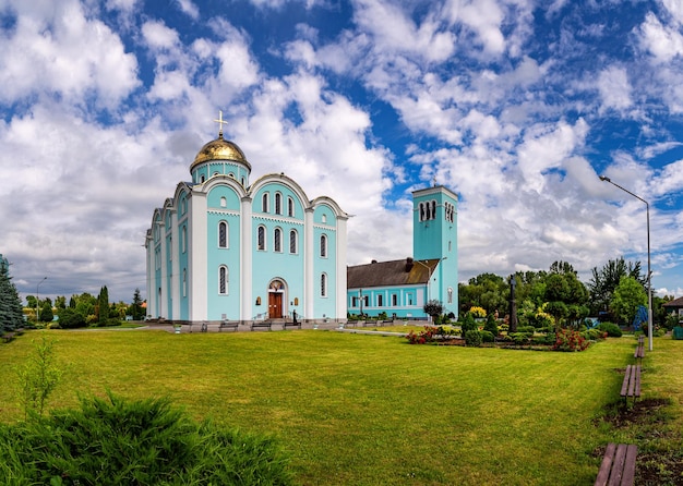 Vista do interior da Catedral da Assunção da Santíssima Virgem Igreja Ortodoxa Russa VladimirVolynsky Ucrânia