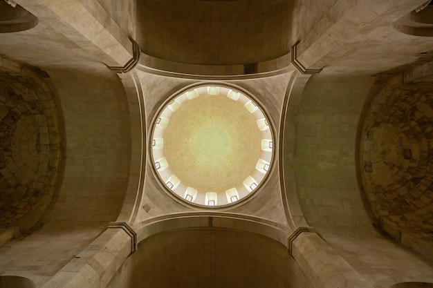 Vista do interior da cúpula do antigo templo gelati em kutaisi, geórgia