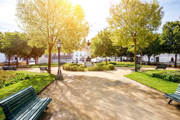 Vista do jardim Diana com a estátua de Francisco Barahona na cidade velha de Évora, em Portugal