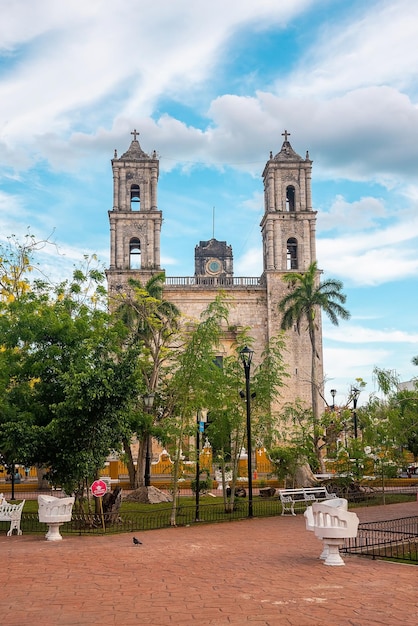 Vista do jardim e da igreja histórica de san servacio em valladolild