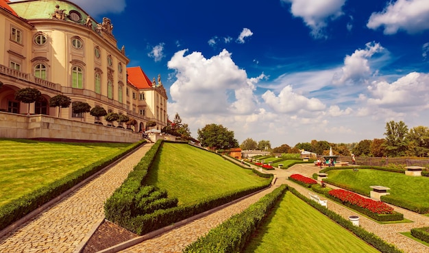 Vista do jardim perto do castelo real em Varsóvia. Parque do Palácio do Rei, atração turística. Histórico de viagens