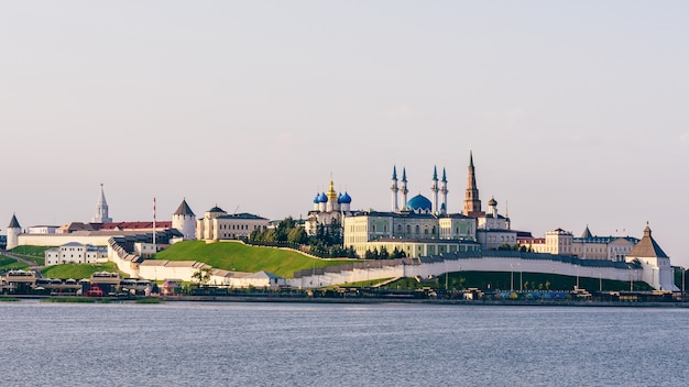 Vista do Kremlin de Kazan com a Catedral da Anunciação do Palácio Presidencial Torre Soyembika