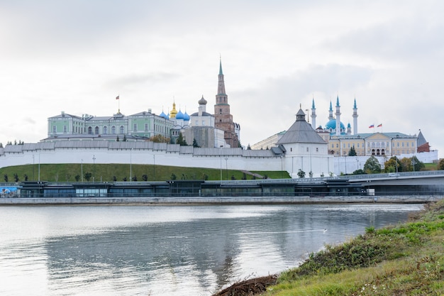 Vista do Kremlin de Kazan com Palácio Presidencial, Catedral da Anunciação, Torre Soyembika, Mesquita Qolsharif do dique. De manhã em um dia nublado.