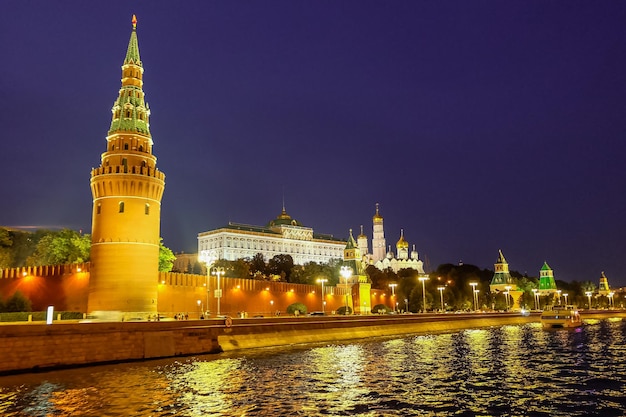 Vista do Kremlin de Moscou e do Rio Moskva à noite Rússia