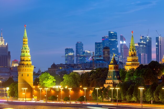 Vista do Kremlin de Moscou e dos arranha-céus da cidade de Moscou ao longo do cais do Rio Moscou durante a hora do pôr do sol da noite.