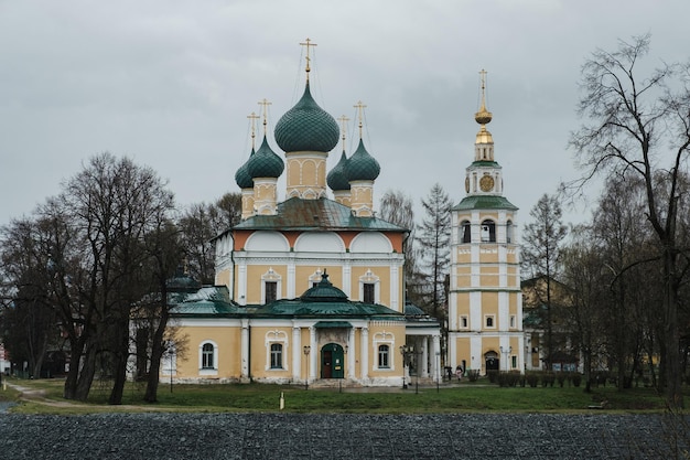 Vista do Kremlin em Uglich em tempo chuvoso